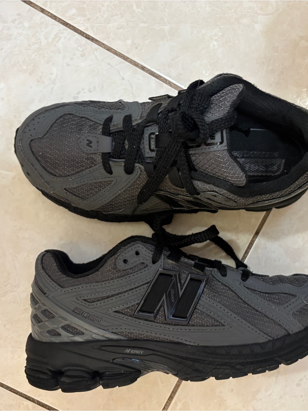 New Balance Gray and Black Trail-Style Sneakers Boys size 4 - Picture 7 of 15